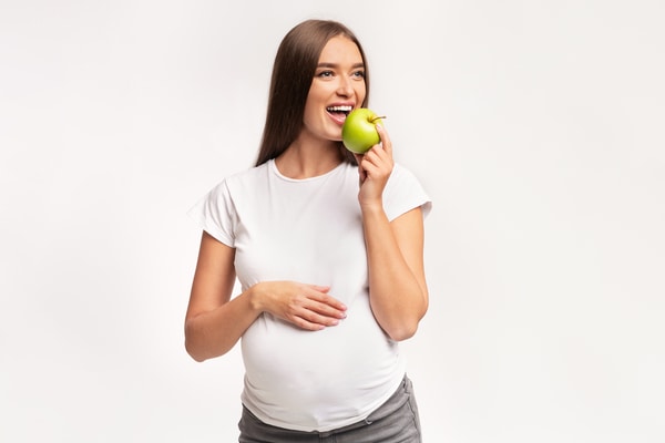 Embarazada comiendo fruta