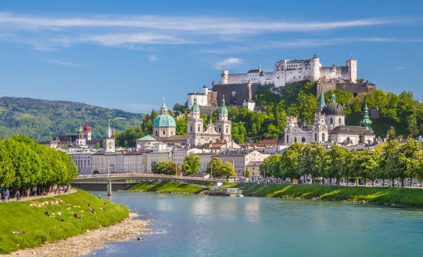 La histórica ciudad de Salzburgo con río Salzach