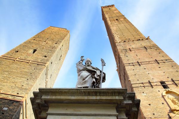 Estatua frente a torres de Bolonia