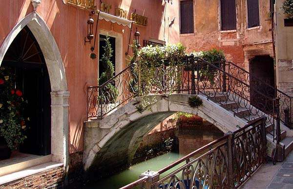 Foto de un canal en Venecia