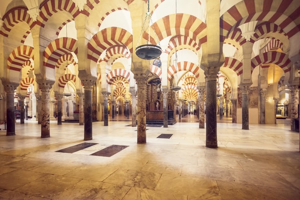 Visitar la Mezquita de Córdoba: Columnas y arcadas bicolores